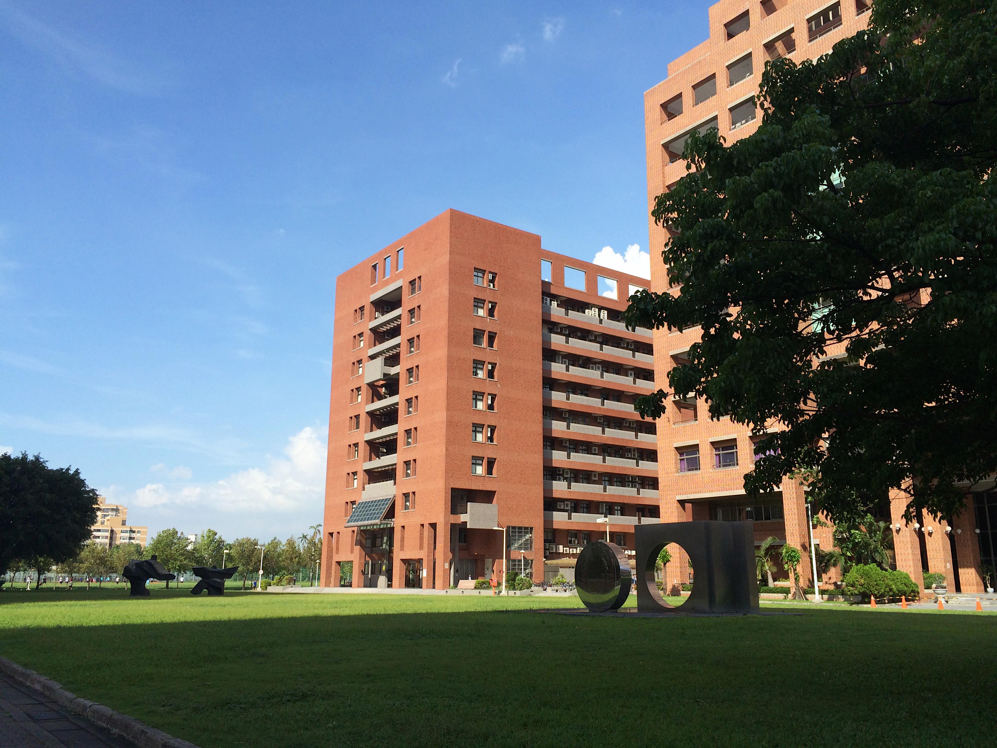 国立成功大学 工学系キャンパスの赤煉瓦校舎群と芝生